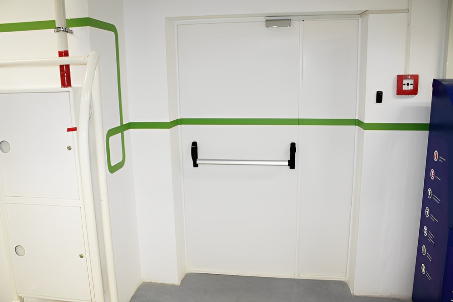 Белая полуторная дверь Белая полуторная дверь