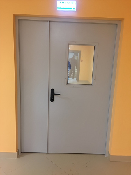 Полуторная остекленная дверь Полуторная остекленная дверь