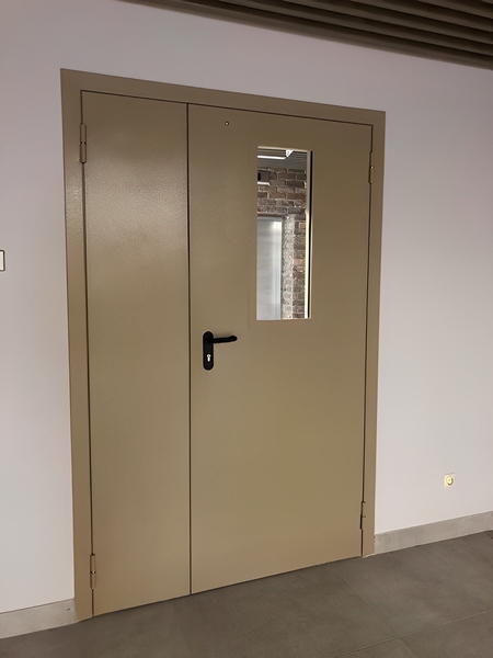 Полуторная дверь с остеклением Полуторная дверь с остеклением