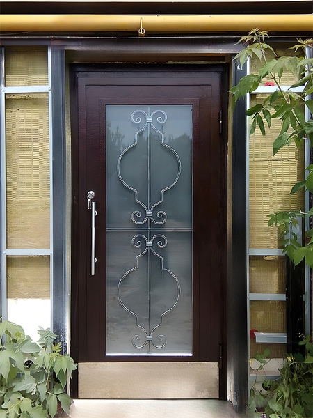 Дверь с остеклением и отбойником Дверь с остеклением и отбойником