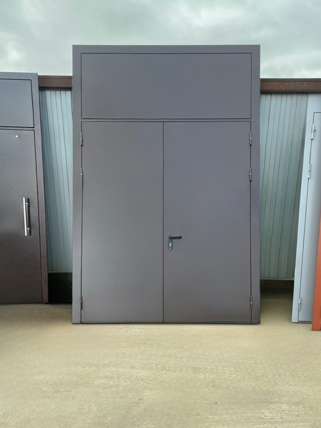 Двупольная дверь EI 60 с фрамугой Двупольная дверь EI 60 с фрамугой