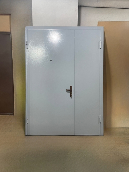 Серая полуторная дверь Серая полуторная дверь