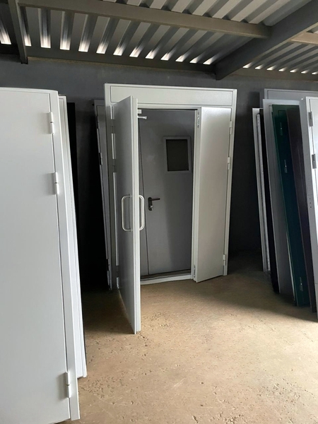 Техническая полуторная дверь Техническая полуторная дверь